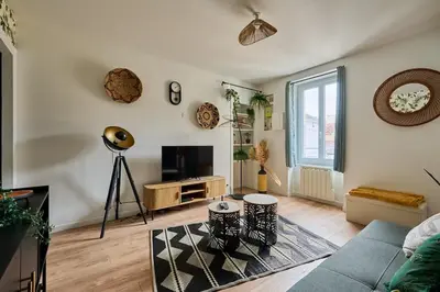 Télévision ou salle de divertissement dans l'établissement Le Jungle