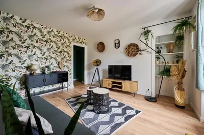 Télévision ou salle de divertissement dans l'établissement Le Jungle