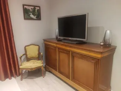 Télévision ou salle de divertissement dans l'établissement Le Bellevue