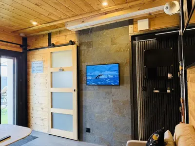 Télévision ou salle de divertissement dans l'établissement La Cabane SPA