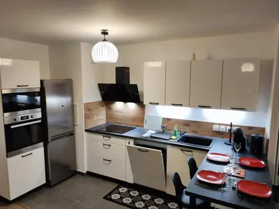 Cuisine ou kitchenette dans l'établissement L'AuthentiCité, jardin et parking au centre-ville