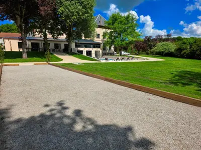 Jardin de l'établissement La piscine by Vindihouses