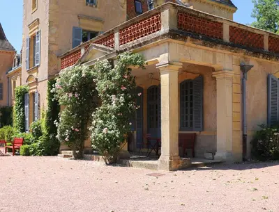 Jardin de l'établissement Le gîte Damas du Château de Vaulx