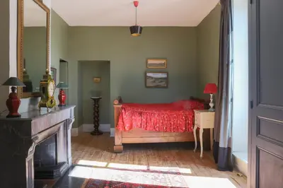 Coin salon dans l'établissement Le gîte Damas du Château de Vaulx