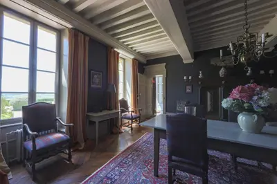 Coin salon dans l'établissement Le gîte Damas du Château de Vaulx