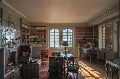 Coin salon dans l'établissement Le gîte Damas du Château de Vaulx