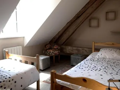 Un ou plusieurs lits dans un hébergement de l'établissement Charmant gîte rénové dans parc avec terrasse - FR-1-583-428