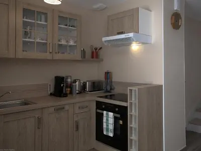 Cuisine ou kitchenette dans l'établissement Charmant gîte rénové dans parc avec terrasse - FR-1-583-428