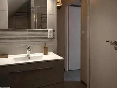 Salle de bains dans l'établissement Charmant gîte rénové dans parc avec terrasse - FR-1-583-428
