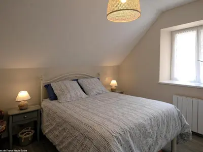 Un ou plusieurs lits dans un hébergement de l'établissement Charmant gîte rénové avec terrasse et parking privé dans un parc, accepte petit animal - FR-1-583-433