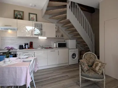 Cuisine ou kitchenette dans l'établissement Charmant gîte rénové avec terrasse et parking privé dans un parc, accepte petit animal - FR-1-583-433