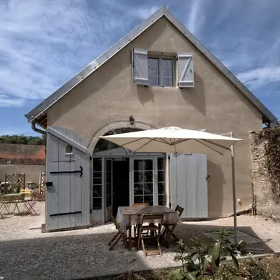 Charmant gîte rénové avec terrasse et parking privé dans un parc