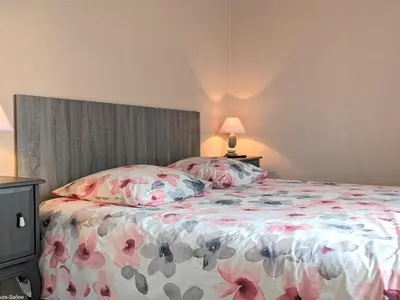 Un ou plusieurs lits dans un hébergement de l'établissement Chalet confortable à Pesmes avec terrasse privative - FR-1-583-477