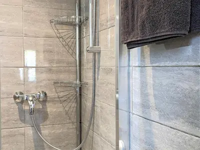 Salle de bains dans l'établissement Chalet confortable à Pesmes avec terrasse privative - FR-1-583-477