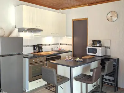Cuisine ou kitchenette dans l'établissement Chalet confortable à Pesmes avec terrasse privative - FR-1-583-477