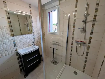 Salle de bains dans l'établissement Maison rénovée au bord de la Saône avec terrasse et jardin - FR-1-583-463
