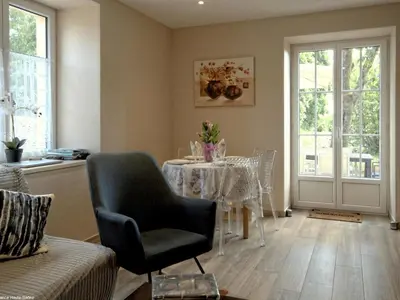 Coin salon dans l'établissement Charmant gîte rénové avec terrasse et parking au cœur de Montagney - FR-1-583-482