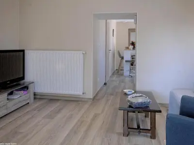 Télévision ou salle de divertissement dans l'établissement Charmant gîte rénové avec terrasse et parking au cœur de Montagney - FR-1-583-482