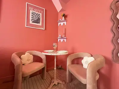 Coin salon dans l'établissement LE LOVE-ROOM, Jacuzzi, Hyper-centre