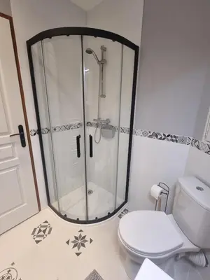 Salle de bains dans l'établissement Charmant T2 Genlis centre