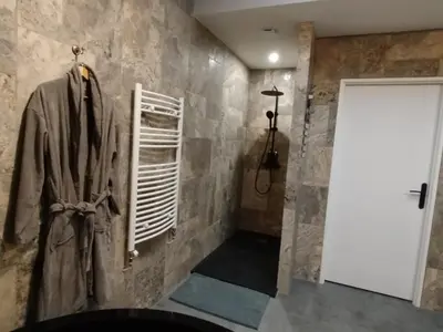 Salle de bains dans l'établissement La BERGERIE