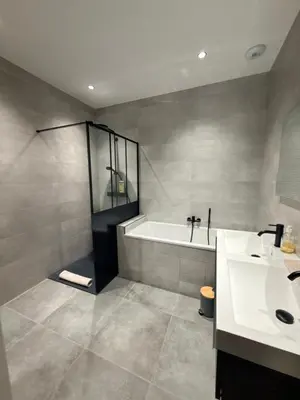 Salle de bains dans l'établissement Chez Max - Terrasse - Climatisation - Parking gratuit