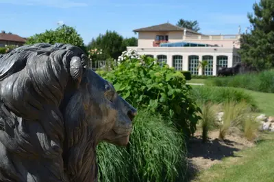 Jardin de l'établissement Hôtel du Bois Blanc Domaine d'Epeyssoles Georges Blanc