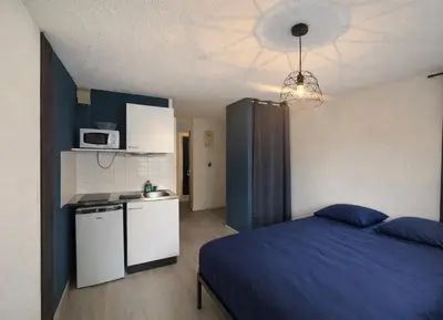 Cuisine ou kitchenette dans l'établissement Les Logis de Paray - app 124
