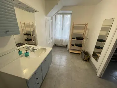 Salle de bains dans l'établissement Petite maison avec cour