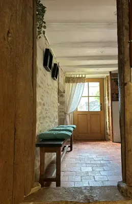 Télévision ou salle de divertissement dans l'établissement A l'ombre des Charlemagnes