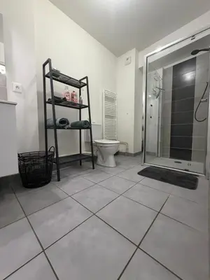 Salle de bains dans l'établissement Studio proche république et drapeau