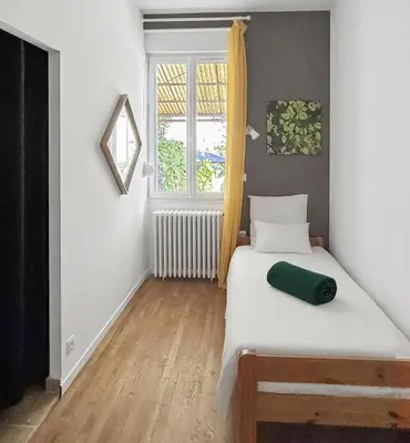 Un ou plusieurs lits dans un hébergement de l'établissement Maison cosy avec jardin, 4 chambres, Route du Vin