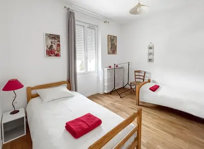 Un ou plusieurs lits dans un hébergement de l'établissement Maison cosy avec jardin, 4 chambres, Route du Vin