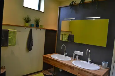Salle de bains dans l'établissement La Cachette