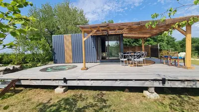 Jardin de l'établissement Le monde d'Echozellia - Cabane Gaïa