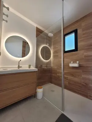 Salle de bains dans l'établissement Maison bord du Lac des Settons