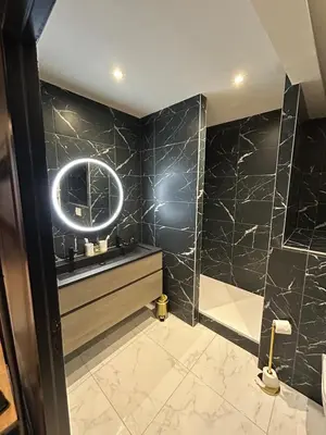 Salle de bains dans l'établissement Luxueux appartement avec jacuzzi dans le centre de Macon ,snacking et cadeau