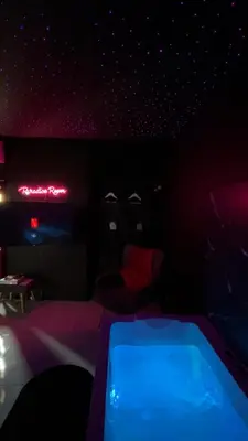 Piscine de l'établissement Luxueux appartement avec jacuzzi dans le centre de Macon ,snacking et cadeau ou située à proximité