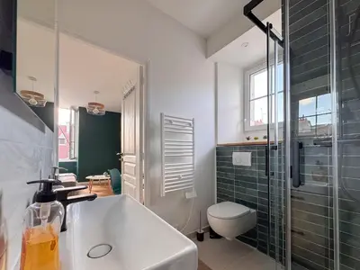 Salle de bains dans l'établissement L'Emeraude