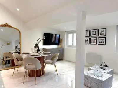 Télévision ou salle de divertissement dans l'établissement Le Loft Contemporain - Climatisé & Smart TV au coeur de Dijon