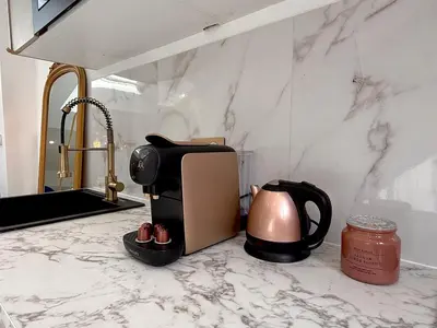 Plateau bouilloire dans l'établissement Le Loft Contemporain - Climatisé & Smart TV au coeur de Dijon