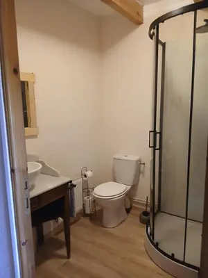 Salle de bains dans l'établissement La cabane de Lancelot Chambre Campagne