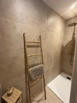 Salle de bains dans l'établissement F3 quartier historique, parking gratuit, vue Saône