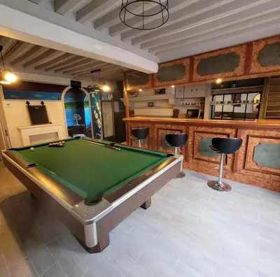 Billard dans l'établissement Gite la Vieille Auberge de Chaumard