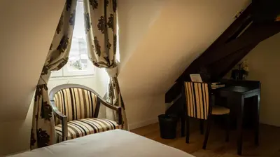 Un ou plusieurs lits dans un hébergement de l'établissement Logis Hôtel L'Orée des Charmes et son restaurant L'évYdenCe