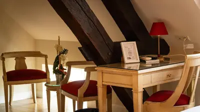 Télévision ou salle de divertissement dans l'établissement Logis Hôtel L'Orée des Charmes et son restaurant L'évYdenCe