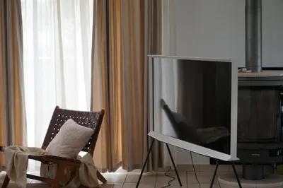 Télévision ou salle de divertissement dans l'établissement Beautiful WabiSabi Style House in Nuits-Saint-Georges