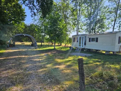 Jardin de l'établissement Le mobile home est dans le pré