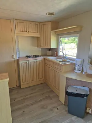 Cuisine ou kitchenette dans l'établissement Le mobile home est dans le pré