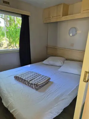 Un ou plusieurs lits dans un hébergement de l'établissement Le mobile home est dans le pré